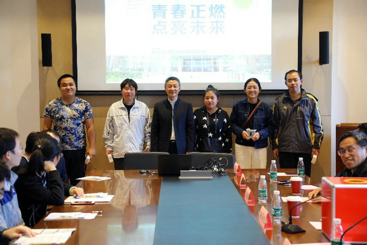 斯澤夫與同學們在一起 斯澤夫與同學們在一起