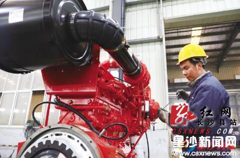 在湖南耐普泵業股份有限公司生產車間里,大小不同、各種型號的水泵從生產線上輸出,銷往世界各地。蔣煉 攝 在湖南耐普泵業股份有限公司生產車間里,大小不同、各種型號的水泵從生產線上輸出,銷往世界各地。蔣煉 攝