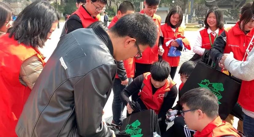 蘇閥公司團委開展“保護環境,低碳生活”環保志愿活動 蘇閥公司團委開展“保護環境,低碳生活”環保志愿活動