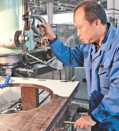 航天六院7103廠渦輪泵加工車間鉗工董飛—— 精準加工 不差絲毫 航天六院7103廠渦輪泵加工車間鉗工董飛—— 精準加工 不差絲毫