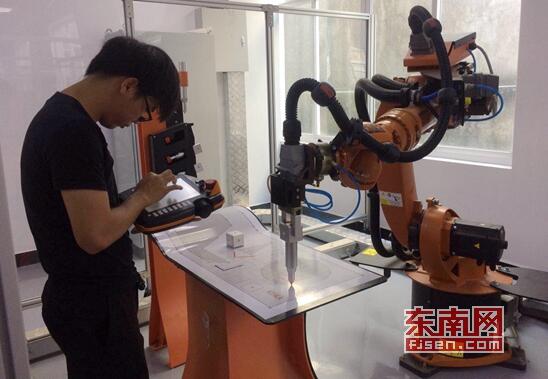 庫卡(機器人)學院擁有工業機器人30余臺(套),可按不同學員類型,使用差異化專用培訓課程,培養技能型人才 庫卡(機器人)學院擁有工業機器人30余臺(套),可按不同學員類型,使用差異化專用培訓課程,培養技能型人才