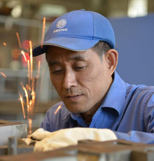 潛心鉆研模具30年,濰柴王世杰彰顯一線工匠風范 潛心鉆研模具30年,濰柴王世杰彰顯一線工匠風范