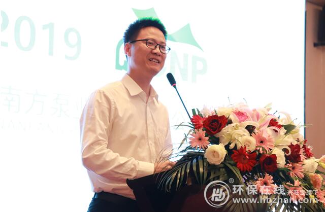 圖為南方泵業市場部部長章宇介紹企業發展歷程 圖為南方泵業市場部部長章宇介紹企業發展歷程