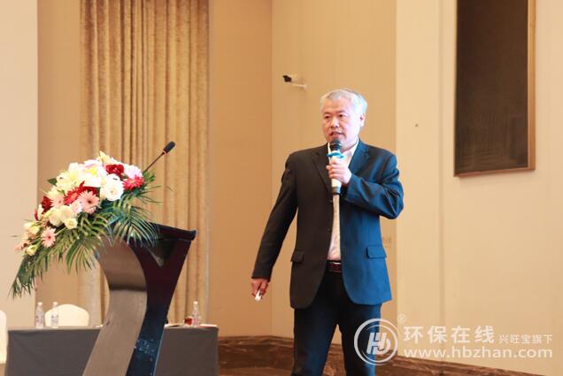 圖為南方泵業技術工程師李學忠介紹CDM、SJ兩款技術產品 圖為南方泵業技術工程師李學忠介紹CDM、SJ兩款技術產品