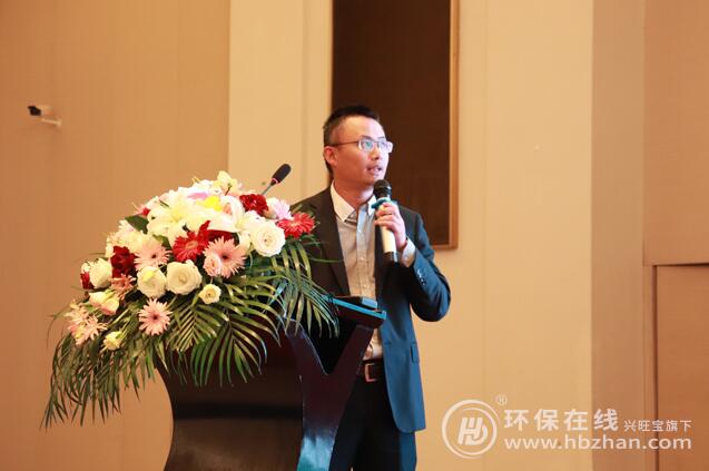 圖為杭州鶴見南方泵業有限公司技術工程師鮑建德介紹WQ潛污泵 圖為杭州鶴見南方泵業有限公司技術工程師鮑建德介紹WQ潛污泵