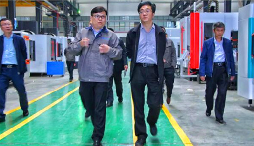 瓦軸員工“五一”加班趕訂單 瓦軸員工“五一”加班趕訂單