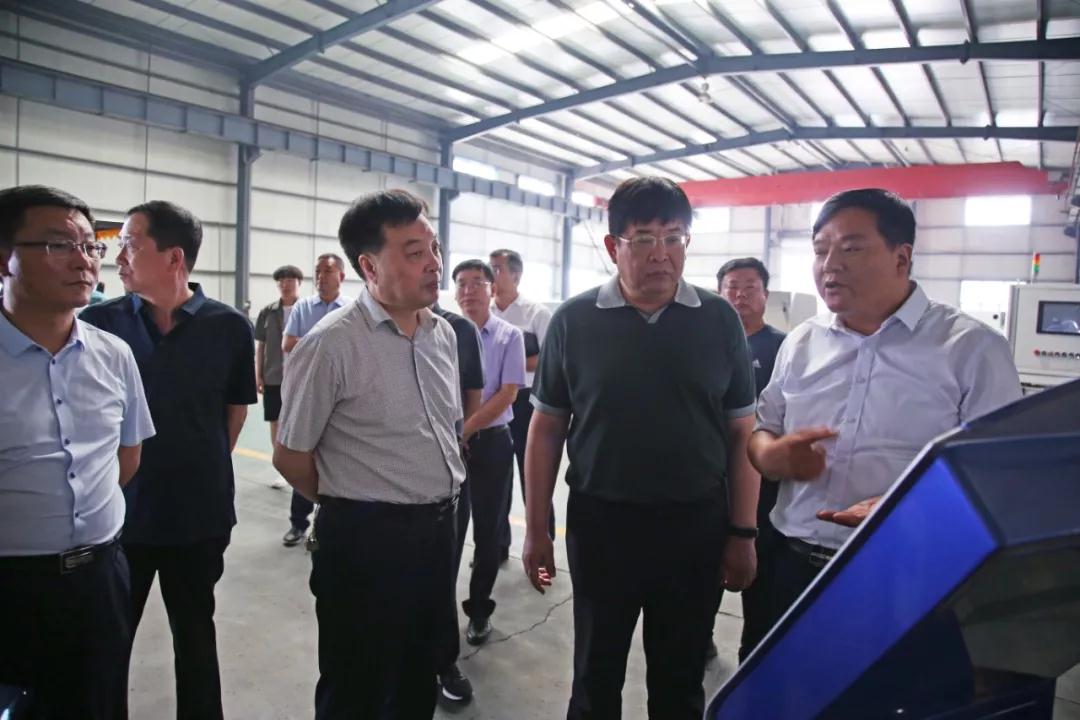 山東蘭陵政府縣長蒞臨華電數控參觀考察 山東蘭陵政府縣長蒞臨華電數控參觀考察