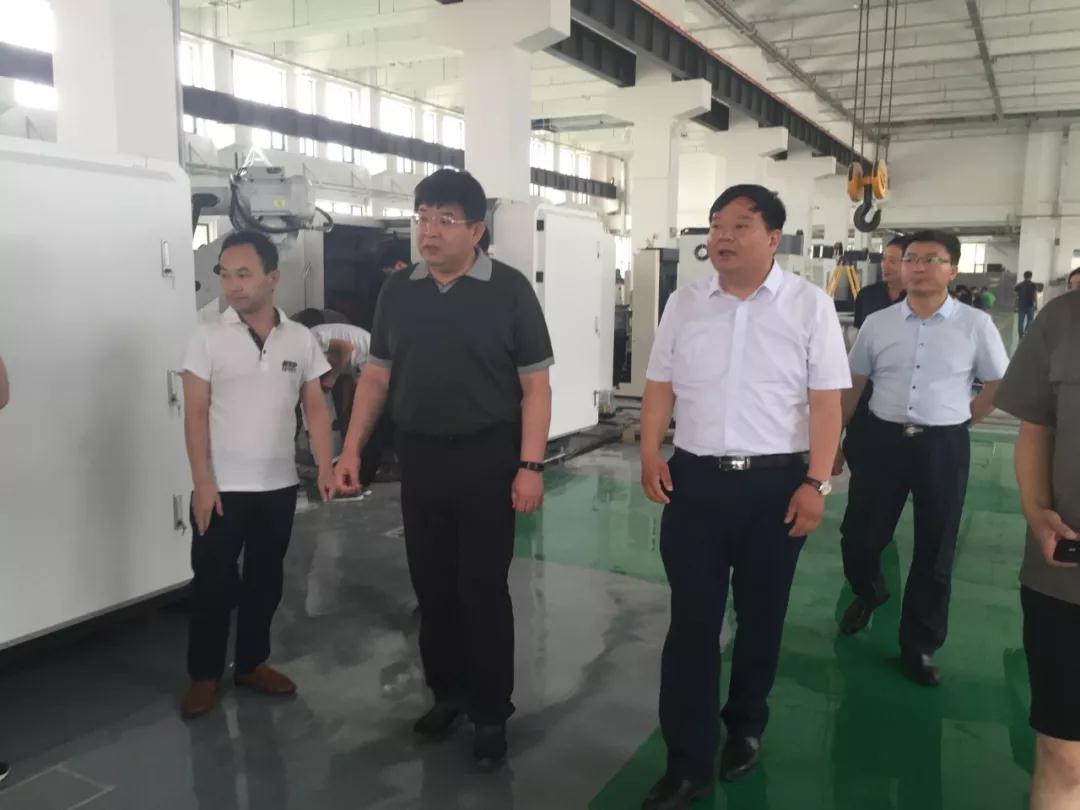 山東蘭陵政府縣長蒞臨華電數控參觀考察 山東蘭陵政府縣長蒞臨華電數控參觀考察