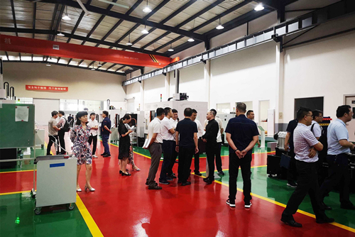 高端機床裝備2035技術路線圖編制專題調研組參觀立岡機床生產車間 高端機床裝備2035技術路線圖編制專題調研組參觀立岡機床生產車間