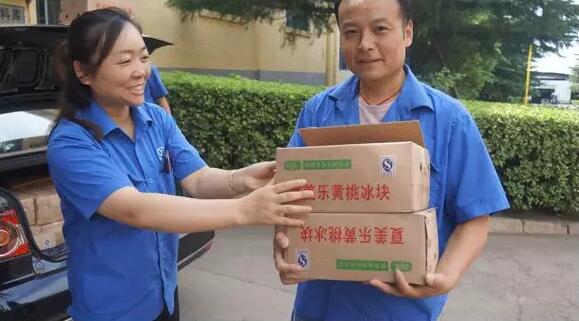 山西天海泵業公司工會為一線員工送“清涼” 山西天海泵業公司工會為一線員工送“清涼”