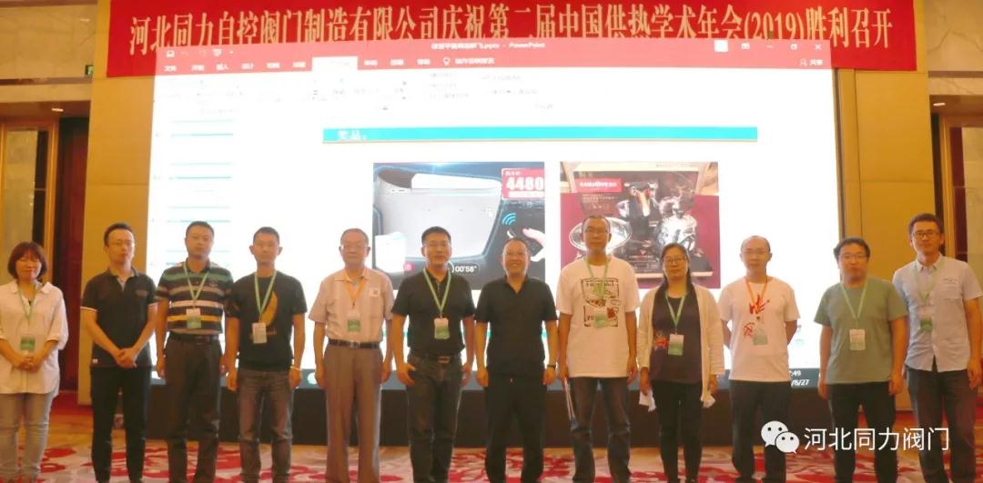 河北同力公司總經理馬利與獲獎者合影留念! 河北同力公司總經理馬利與獲獎者合影留念!