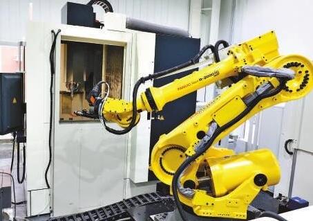 自動制模機器人正在機臺取工件 自動制模機器人正在機臺取工件