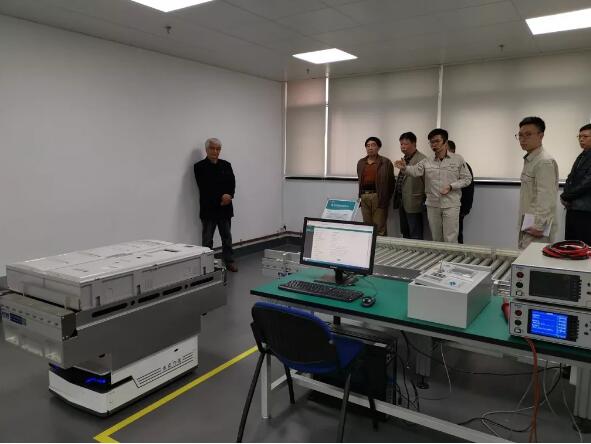 圖2 鑒定委員會現場考察低壓計量箱及其關鍵元器件智能化檢測實驗室 圖2 鑒定委員會現場考察低壓計量箱及其關鍵元器件智能化檢測實驗室