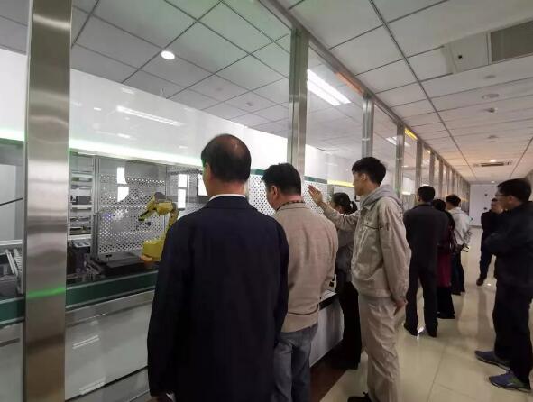 圖3 鑒定委員會現場考察計量用高壓互感器自動化檢定系統 圖3 鑒定委員會現場考察計量用高壓互感器自動化檢定系統