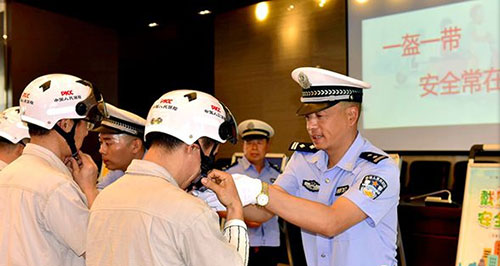 江蘇神通聯合啟東市公安局南陽交警中隊 開展“一盔一帶 安全常在”交通安全教育活動 江蘇神通聯合啟東市公安局南陽交警中隊 開展“一盔一帶 安全常在”交通安全教育活動