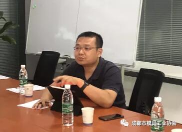 成都航空機電學院院長鄭金輝交流照片 成都航空機電學院院長鄭金輝交流照片
