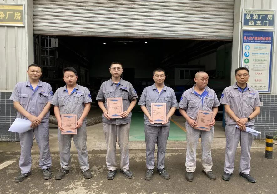 5S先進代表冉敬浩、張昌建依次作交流發言 5S先進代表冉敬浩、張昌建依次作交流發言