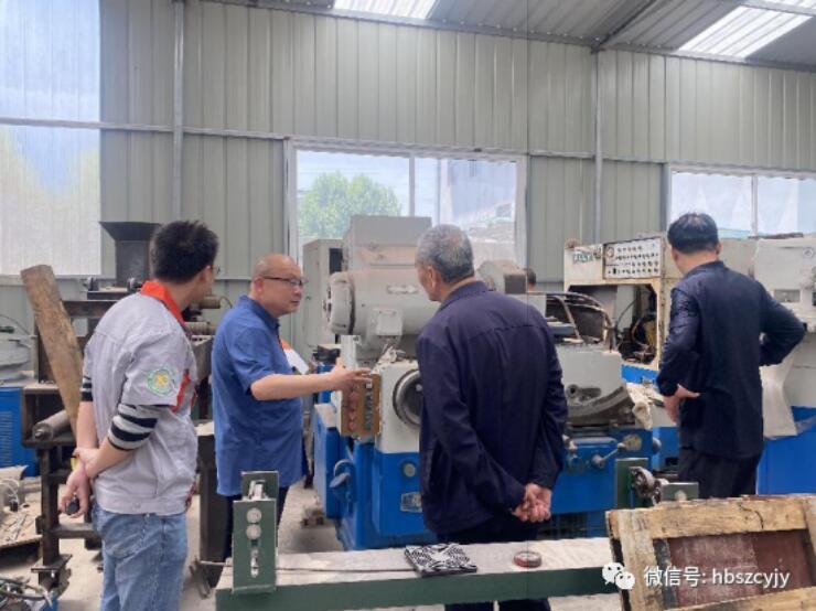 上圖為兩家公司總經理及工程師和軸研院對老舊機床進行實地考察 上圖為兩家公司總經理及工程師和軸研院對老舊機床進行實地考察