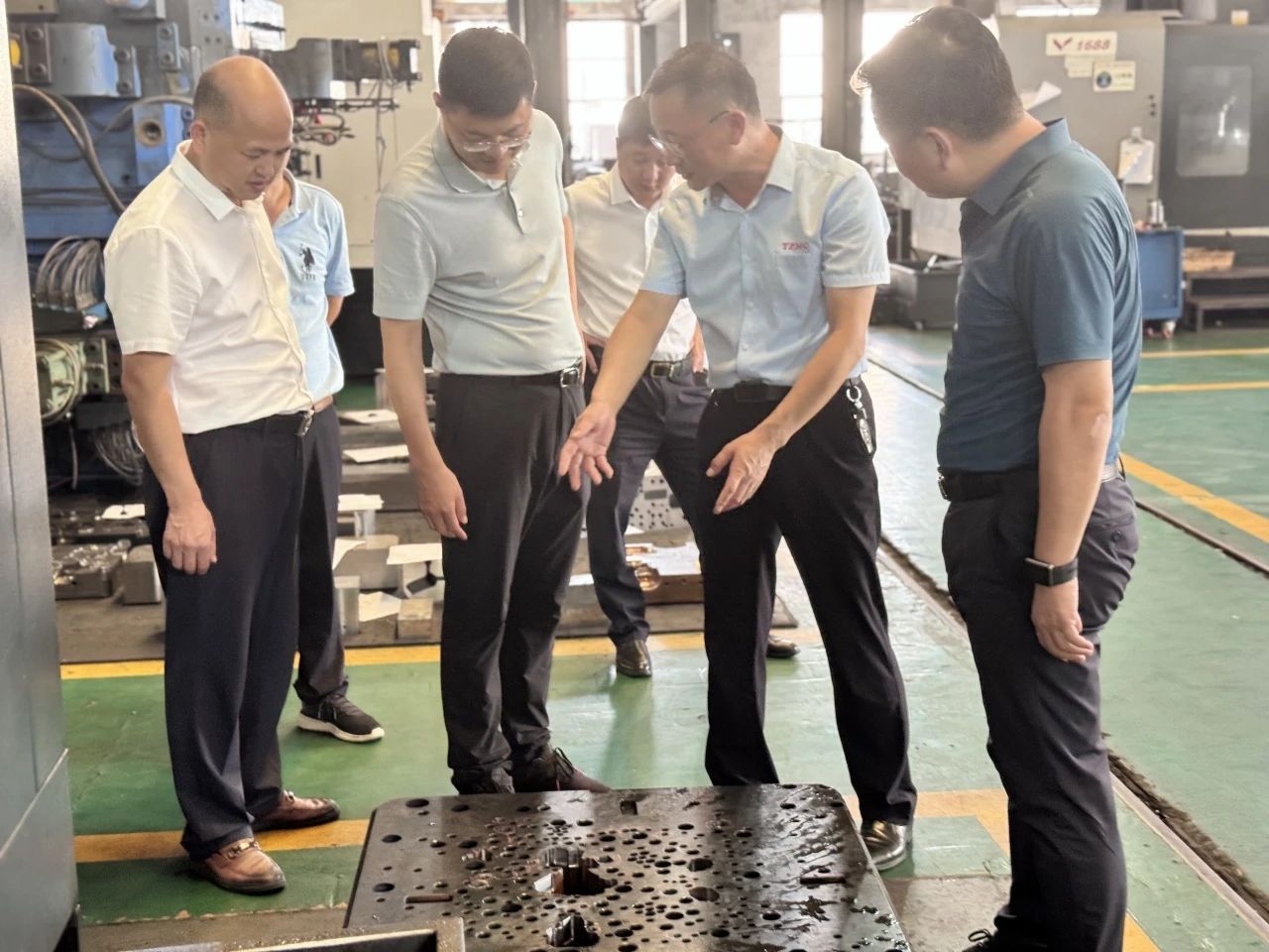 福建泉州南安市市長王連贊一行蒞臨天正模具參觀考察 福建泉州南安市市長王連贊一行蒞臨天正模具參觀考察