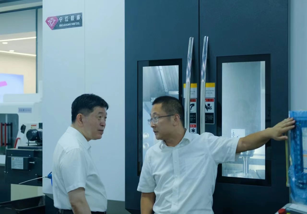 東華大學校長俞建勇一行到訪普什寧江機床公司 東華大學校長俞建勇一行到訪普什寧江機床公司