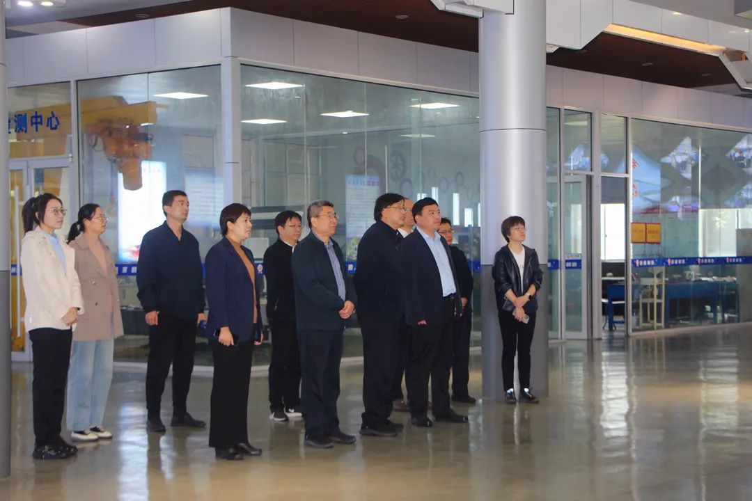 北京石油化工學院黨委副書記、校長羅學科帶隊蒞臨山東沂水機床廠參觀交流 北京石油化工學院黨委副書記、校長羅學科帶隊蒞臨山東沂水機床廠參觀交流