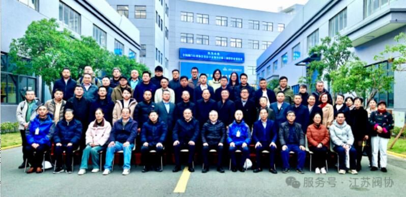 與會代表們在上海閥門廠參觀現場合影留念 與會代表們在上海閥門廠參觀現場合影留念