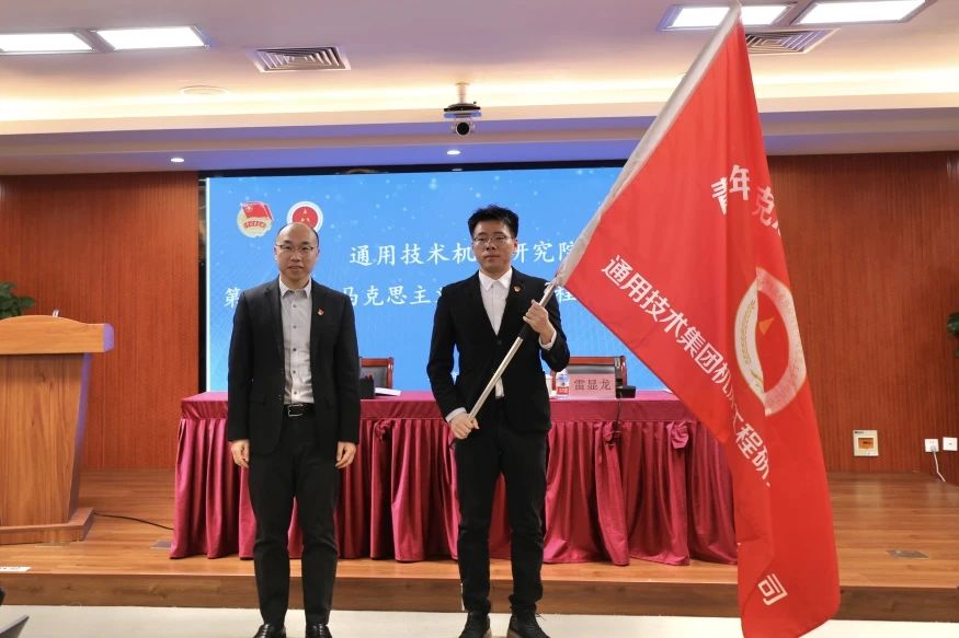 為學員代表授旗 為學員代表授旗