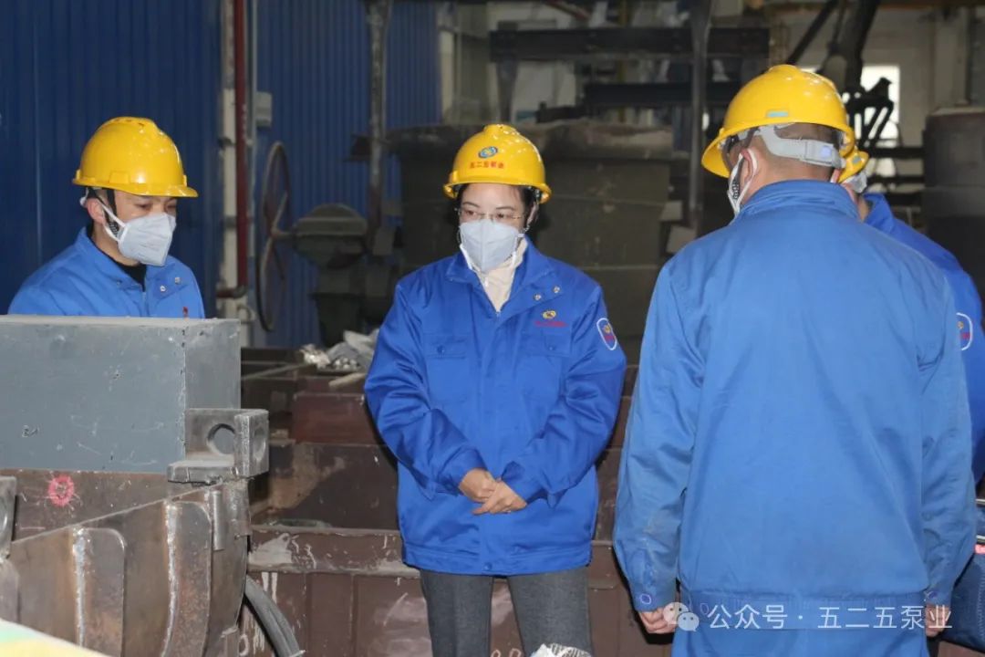 圖1為:張維娓(左二)在鑄造分廠熔煉班組調研 圖1為:張維娓(左二)在鑄造分廠熔煉班組調研