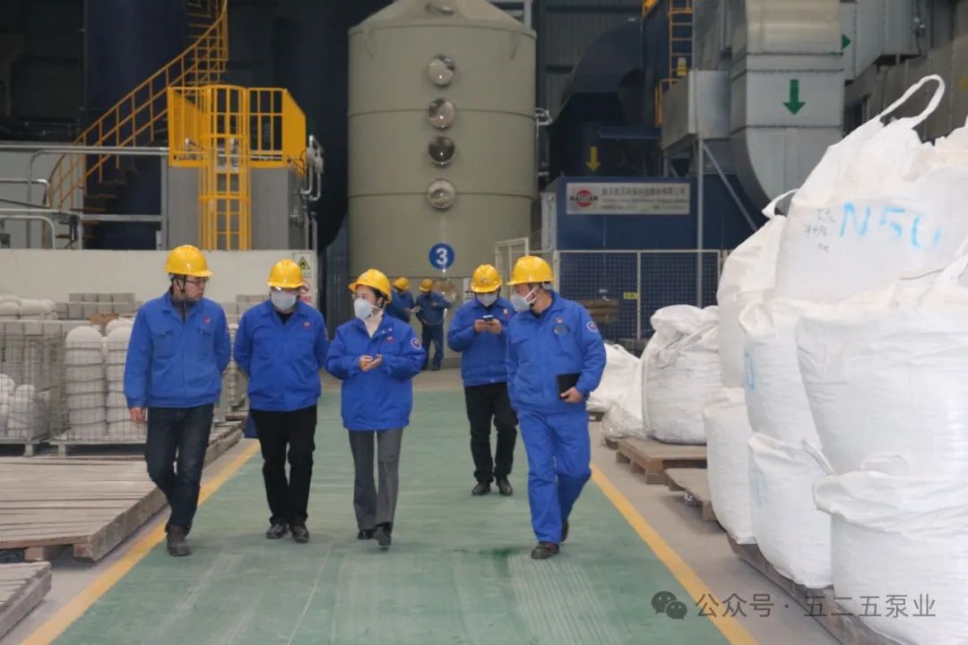 圖2為:張維娓(左三)在鑄造分廠澆注尾氣治理項目調研 圖2為:張維娓(左三)在鑄造分廠澆注尾氣治理項目調研