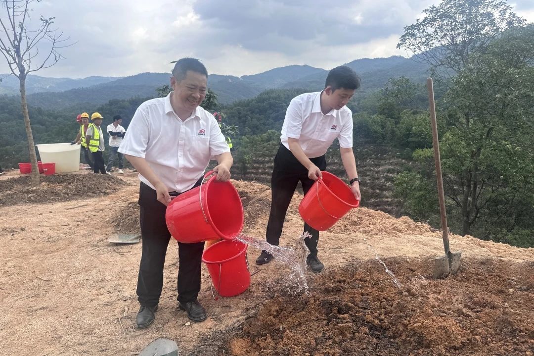 昕恒泵業兩代企業家應邀參加廣州民企“同心林”植樹活動 昕恒泵業兩代企業家應邀參加廣州民企“同心林”植樹活動