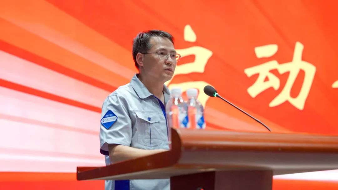 公司黨委副書記張際飛主持啟動儀式。 公司黨委副書記張際飛主持啟動儀式。